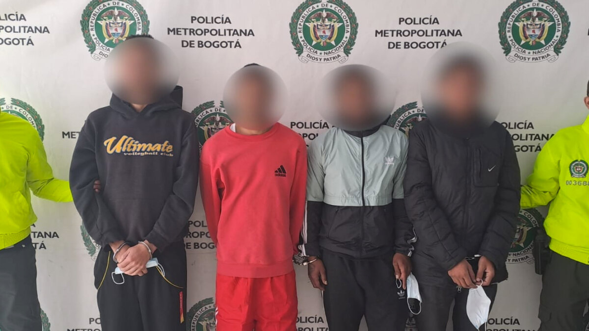 La macabra celebración de los 'Satanás', la banda que embolsaba a muertos en Bogotá 3 La macabra celebración de los 'Satanás', la banda que embolsaba a muertos en Bogotá De acuerdo con los investigadores, la sevicia que empleaban en sus métodos era extrema, pues a las víctimas fatales les hallaron en Medicina Legal 24, 33 y 59 heridas por arma blanca y golpes con objetos contundentes. De allí que se autodenominaran 'Satanás'.