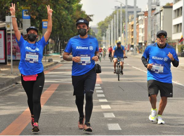 Pille los cierres y desvíos por la carrera Allianz 15K de este domingo Este domingo 30 de octubre se va a llevar a cabo la carrera Allianz 15K, por eso la Secretaría Distrital de Movilidad autorizó cierres y desvíos en la ciudad.