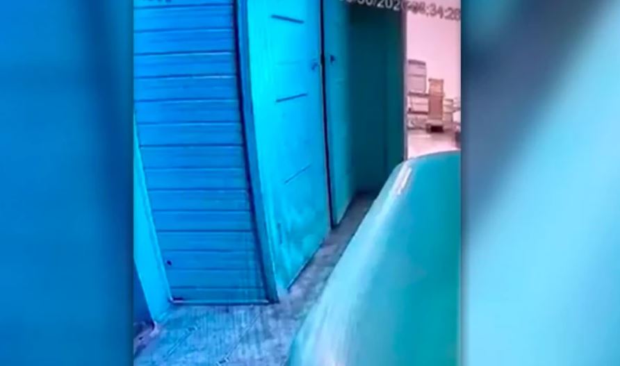 La casa embrujada en la que acosan sexualmente a inquilinos Esta historia parece sacada de cualquier película de terror, pues en pleno siglo XXI una casa embrujada se ha convertido en la pesadilla de varias familias que llegan a hospedarse allí en busca de paz y tranquilidad, pero salen asustadas y despavoridas sin ganas de volver.