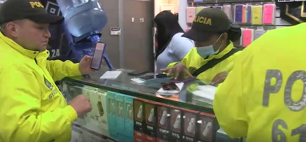 Megaoperativo en Bogotá: recuperaron 136 dispositivos hurtados 1 Megaoperativo en Bogotá: recuperaron 136 dispositivos hurtados Una gigantesca megatoma desplegaron las autoridades a establecimientos que comercializan celulares en las localidades de Santa Fe, Suba y Mártires. Un total de 340 locales comerciales fueron registrados.