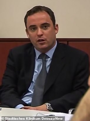 Condenado por haber matado a su amante tras colocarse cocaína en su zona íntima Andrés David Niederbichler, un reconocido médico alemán, quien trabajaba como jefe en la Clínica Halberstadt en Sjonia, fue condenado a nueve años de prisión por el tribunal de su país, después de que lo encontraran culpable de haber causado la muerte de una mujer con la que sostuvo relaciones sexuales.