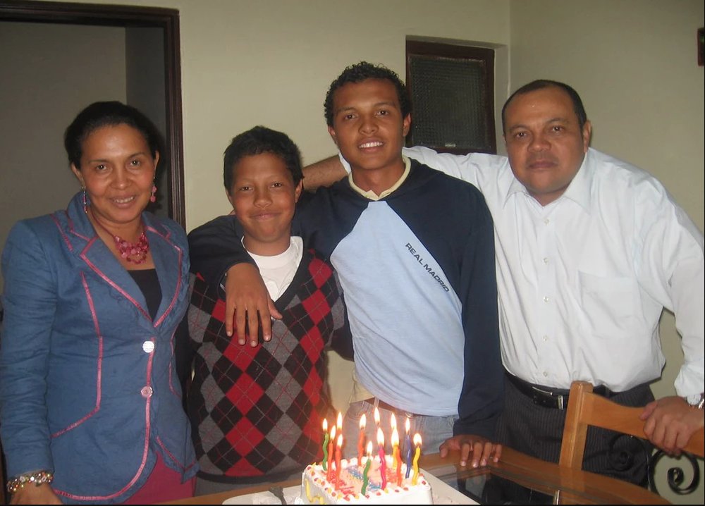 Papá de Luis Andrés Colmenares revela conmovedoras fotos de su hijo muerto Octubre suele ser uno de los meses preferidos para muchos, pero para la familia Colmenares Escobar es un mes lleno de dolor, ya que les recuerdan el peor capítulo de sus vidas: la muerte Luis Andrés. Debido a esto, el padre del joven publicó una serie de imágenes inéditas que no se conocían hasta este momento sobre el universitario.