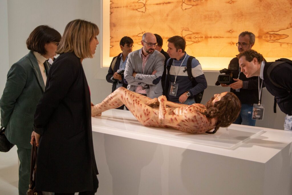 ¡Impresionante! Reconstruyen cuerpo y rostro de Jesucristo  Los files de la iglesia quedaron sorprendidos al ver que expertos realizaron la reconstrucción del cuerpo de Jesús y mostraron cómo se veía realmente el día de su muerte.