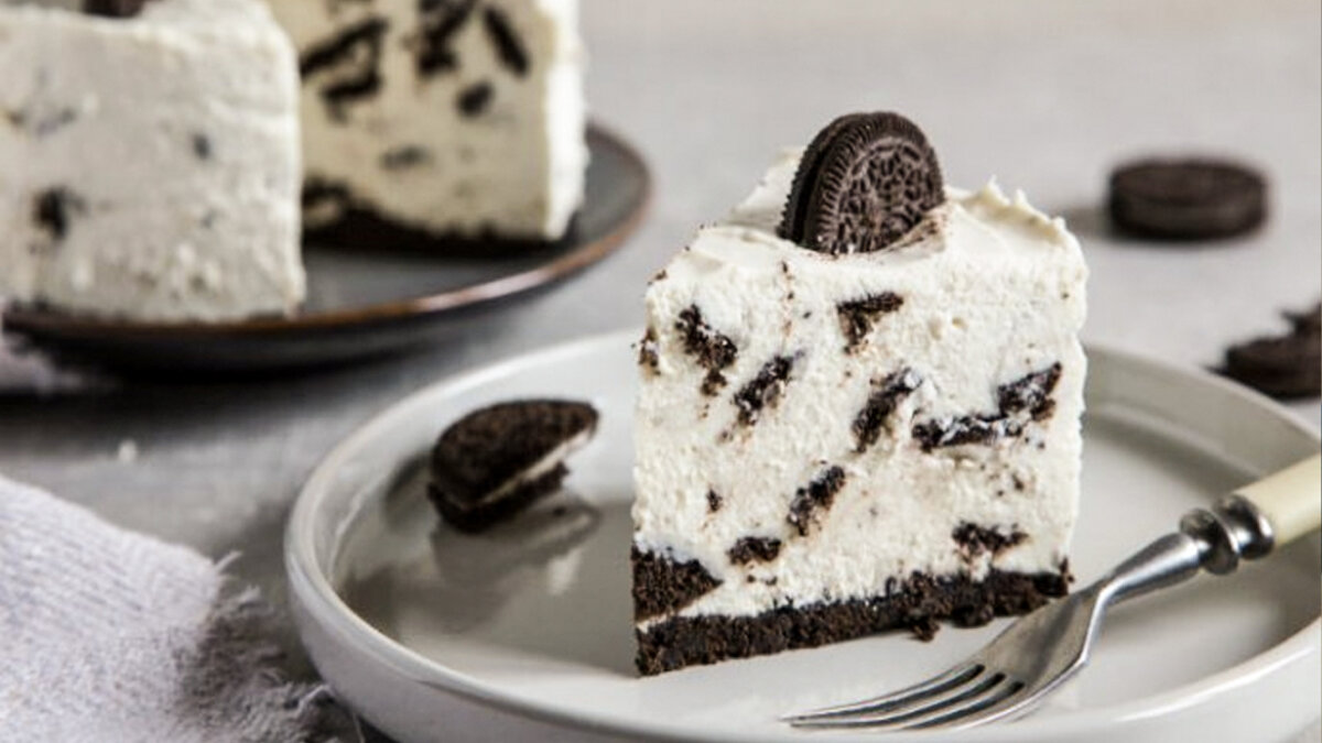 Postre de oreo Si eres fan de las galletas Oreo y de los sabores dulces te tenemos la receta indicada: postre de Oreo. Te enseñamos a hacer un tipo de cheesecake que tiene en la base estas deliciosas galletas, te aseguramos que no te vas a poder resistir.