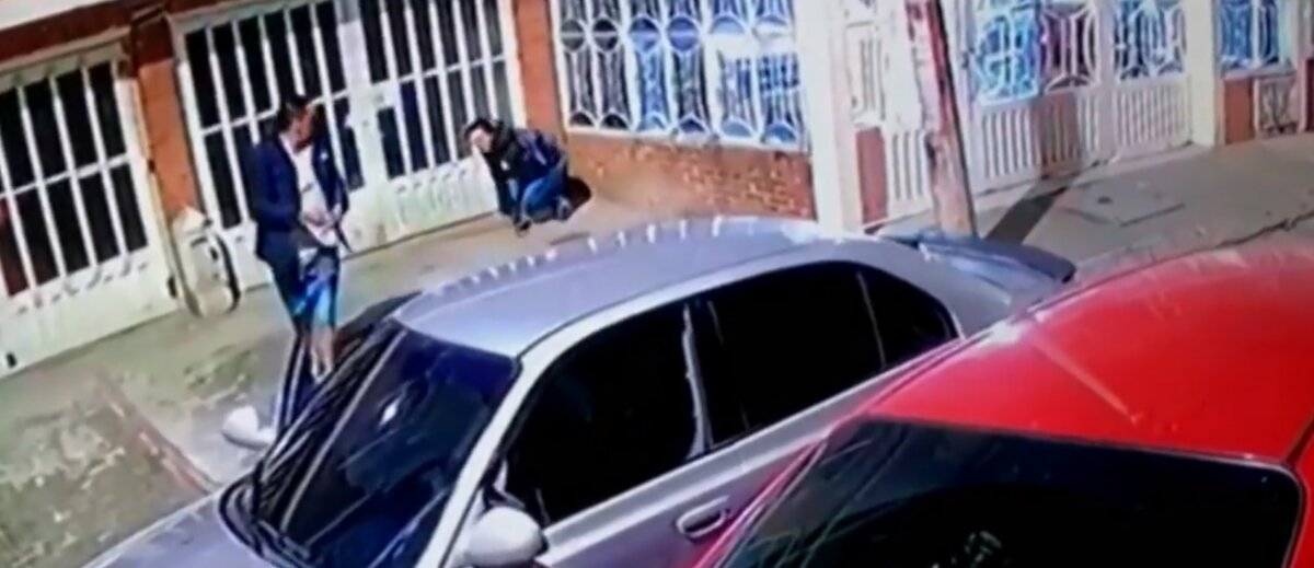¡Infame!, delincuentes golpean mujeres en el sur de Bogotá para robarlas 1 ¡Infame!, delincuentes golpean mujeres en el sur de Bogotá para robarlas La inseguridad en las calles de Bogotá sigue siendo el pan de cada día, y cada vez se conocen más denuncias y videos en los que se ve cómo los delincuentes aprovechan cualquier oportunidad para cometer sus fechorías.