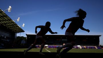 Escándalo: jugadoras de Portugal habrían hecho orgía con el cuerpo técnico 1 Escándalo: jugadoras de Portugal habrían hecho orgía con el cuerpo técnico Un nuevo escándalo del fútbol internacional salió a la luz este miércoles, luego de que una de las exjugadoras de Famalicão de Portugal, revelara que sus compañeras habrían estado involucradas en una orgía con varios hombres del cuerpo técnico del club.