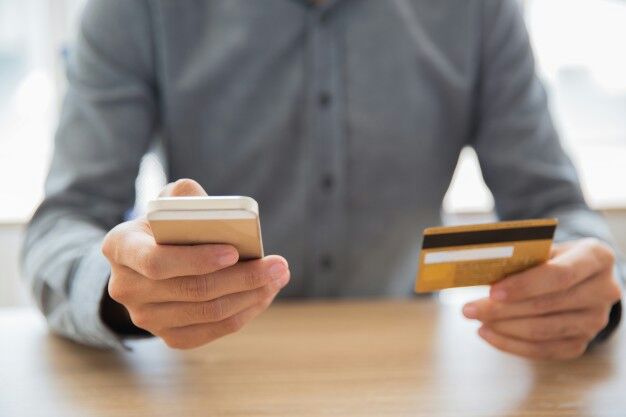 Las compras con tarjeta de crédito para enero de 2023 serán 66,5% más costosas Esto, comparado con enero de 2022, representó un incremento en la tasa de usura de 17,28 puntos porcentuales, pasando de 25,98% en enero de este año a 43,26% en enero de 2023, lo que significa que usar tarjetas de crédito a inicios de 2023 será 66,5% más costoso que en enero de 2022.