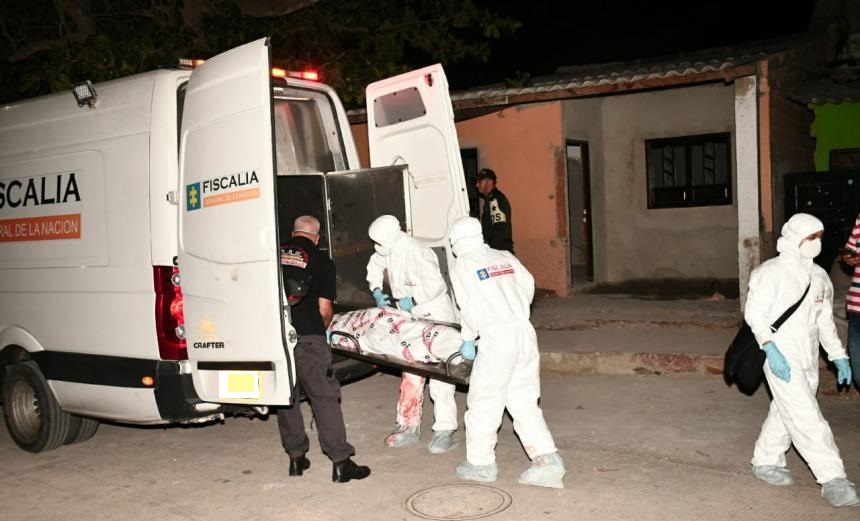 Doble homicidio en garaje de Subachoque 1 Doble homicidio en garaje de Subachoque Perturbadora resultó la noche del viernes para una mujer, un taxista y la familia de dos personas que fueron asesinadas en una finca de Subachoque, municipio aledaño a Madrid (Cundinamarca). Es un completo misterio lo ocurrido en el garaje de la finca, donde fueron encontradas las víctimas mortales: una joven de 29 años y un adulto mayor, de 69.