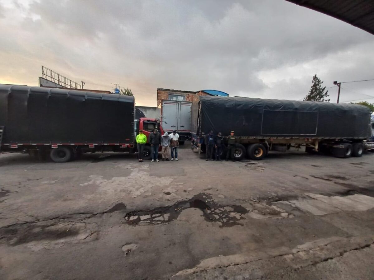 Capturan a 5 sujetos que transportaban químicos para la fabricación de droga 3 Capturan a 5 sujetos que transportaban químicos para la fabricación de droga Cinco personas fueron capturadas al sur de Bogotá mientras transportaban sustancias químicas controladas, las cuales iban a ser llevadas al oriente del país para producir droga. Incluso, los sujetos tenían documentación falsa.