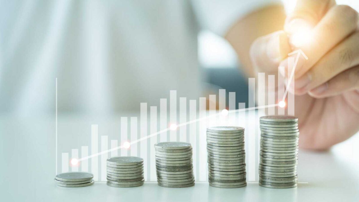 Educación financiera, una forma sencilla pa' rendir la plata Por lo tanto, conceptos como la educación financiera y las finanzas personales cada vez más cobran relevancia, debido a que muchas personas desde la infancia no tuvieron las nociones más adecuadas respecto a cómo aprender a manejar el dinero; y esto se refleja en la adultez, con culebras por todos lados y la imposibilidad de adquirir una casa, una moto, o la posibilidad de poder montar un negocio a raíz de las deudas.