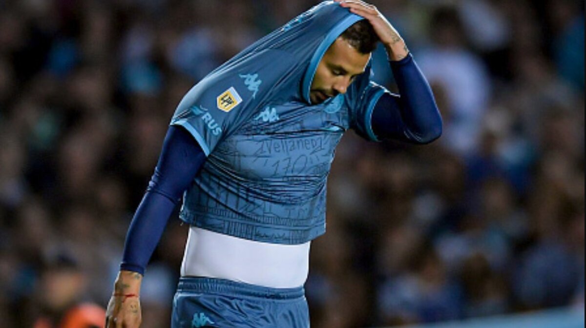 Edwin Cardona sin carro y sin licencia: lo pillaron conduciendo con tragos en la cabeza 1 Edwin Cardona sin carro y sin licencia: lo pillaron conduciendo con tragos en la cabeza El futbolista colombiano Edwin Cardona se metió en líos al conducir con unos traguitos encima y terminó sin carro y sin licencia.