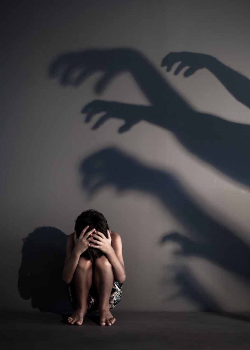 El absurdo miedo a todo ¡Porque nos dejamos llevar por la ansiedad! Ojo, porque eso de creerse el ‘más de malas’ despierta emociones y comportamientos erráticos que nos quitan energías y nos arrojan a episodios más graves. Además, por los falsos temores terminamos atrayendo cosas negativas y nos quedamos fríos, atados o sin ganas de avanzar. Algunos miedos tienen sus puntos de incubación desde la infancia. Se ha comprobado que en el subconsciente del niño quedan marcadas ‘amenazas’ de hechos pasados.