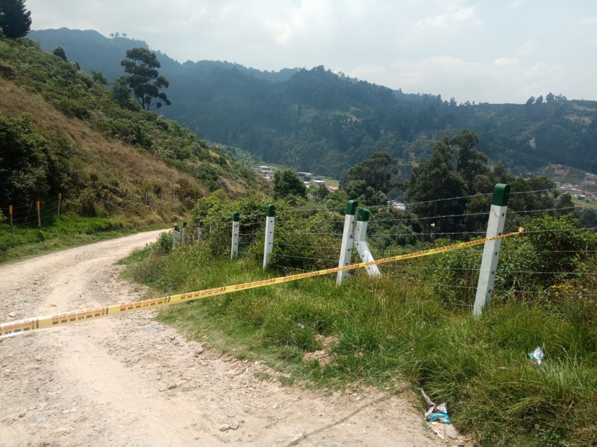 Detalles del atroz crimen de una mujer dentro de un Renault 9 Justo cuando la capital superaba los últimos horrores de estos meses, un Renault 9 rojo apareció abandonado en una desolada zona del barrio San Martín (Rafael Uribe Uribe). Un lugareño de esta alejada zona de la ciudad llamó a la central de la Policía avisando de un carro que estaba extrañamente parqueado sobre el pasto que bordea una vía destapada.