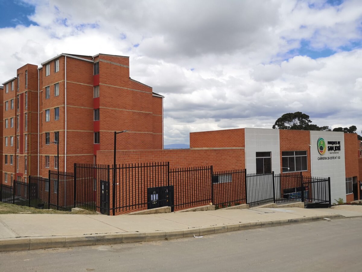 Extraño crimen en la madrugada en Soacha Un misterioso crimen se registró a tempranas horas del domingo cuando en medio de las calles desoladas del barrio El Altico, en el vecino municipio de Soacha, un joven de tan solo 26 años apareció gravemente lesionado y al ser trasladado a un centro asistencial falleció.