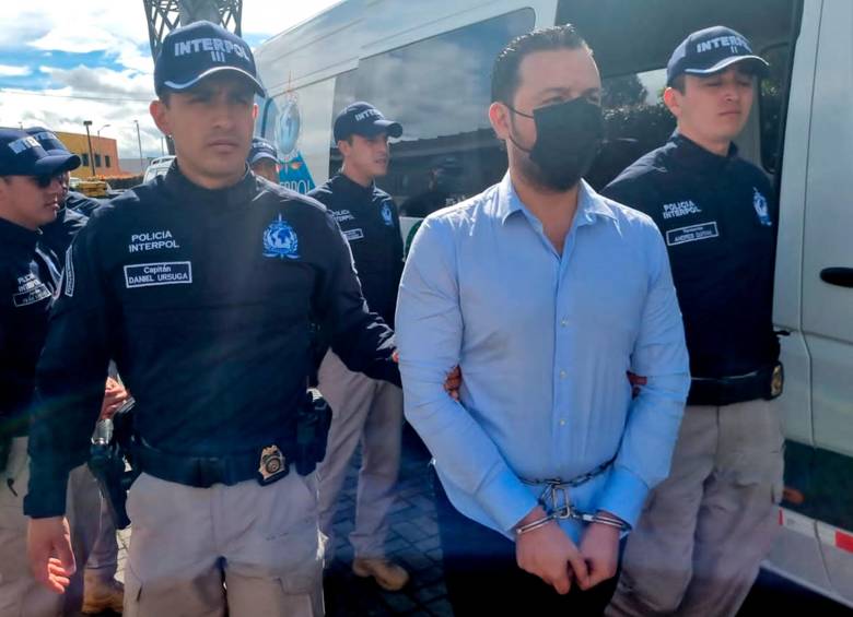Subastan los Ferrari de la mafia, ¡aliste el billete! 2 Subastan los Ferrari de la mafia, ¡aliste el billete! Tener un carro Ferrari resulta impensable para cualquier persona del común, pero gracias a la Sociedad de Activos Especiales (SAE) tres personas podrán hacer este sueño realidad, pues subastarán los lujosos vehículos de la marca italiana que pertenecían al narcotraficante Juan José Valencia Zuluaga, alias ‘Falcón’, quien fue capturado y extraditado a Estados Unidos el pasado 27 de julio, al comprobarse su participación en el Clan del Golfo.