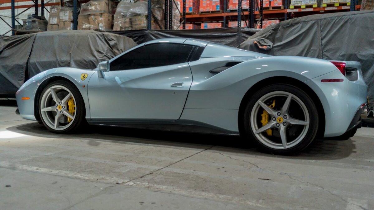 Subastan los Ferrari de la mafia, ¡aliste el billete! 1 Subastan los Ferrari de la mafia, ¡aliste el billete! Tener un carro Ferrari resulta impensable para cualquier persona del común, pero gracias a la Sociedad de Activos Especiales (SAE) tres personas podrán hacer este sueño realidad, pues subastarán los lujosos vehículos de la marca italiana que pertenecían al narcotraficante Juan José Valencia Zuluaga, alias ‘Falcón’, quien fue capturado y extraditado a Estados Unidos el pasado 27 de julio, al comprobarse su participación en el Clan del Golfo.