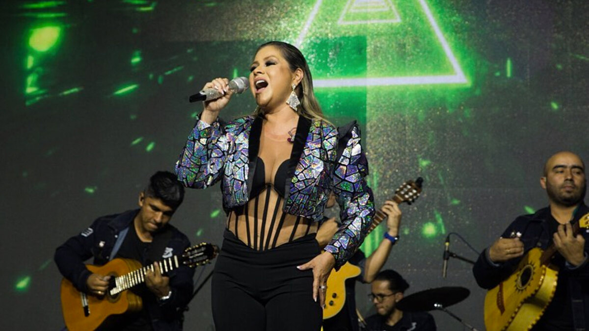 Delincuentes hurtaron la casa de la cantante Francy A la cantante de música popular Francy los pillos se le metieron a la casa y se la dejaron 'patas arriba', ya que le esculcaron hasta el último rincón para llevarse sus pertenecías de valor.