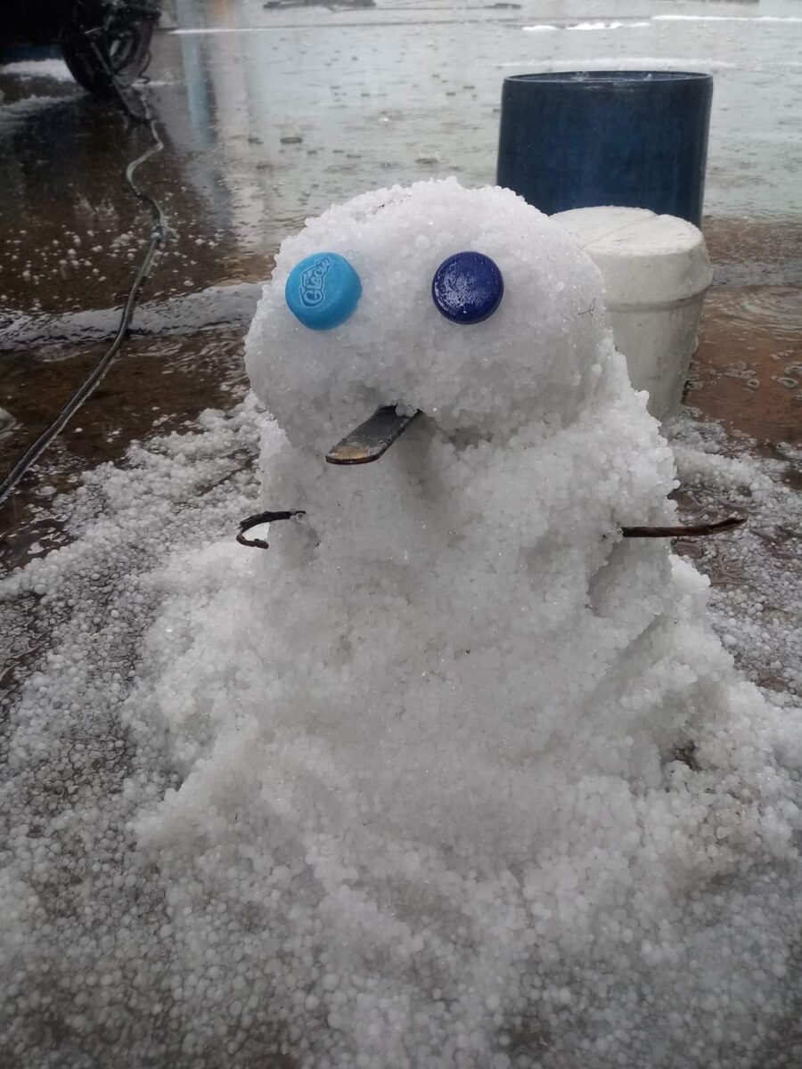 Vea las fotos de la terrible granizada en Bogotá 9 Vea las fotos de la terrible granizada en Bogotá Sobre el mediodía de hoy se presentó en la capital del país fuertes lluvias con granizada incluida. Los internautas en las redes sociales mostraron cómo estaban las calles de sus barrios tras las "rocas", que cayeron en esta segunda temporada de lluvias.