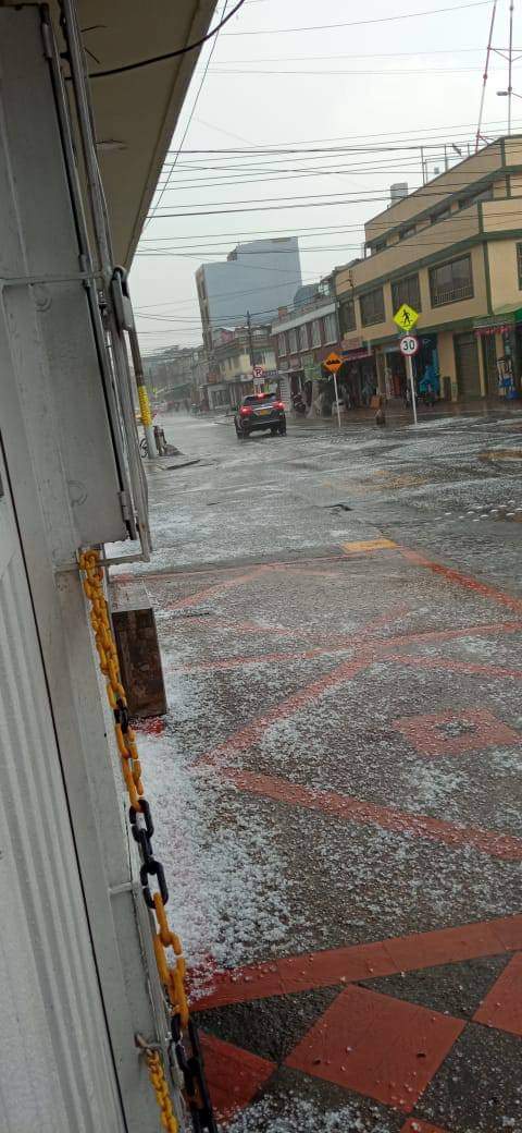 Vea las fotos de la terrible granizada en Bogotá 10 Vea las fotos de la terrible granizada en Bogotá Sobre el mediodía de hoy se presentó en la capital del país fuertes lluvias con granizada incluida. Los internautas en las redes sociales mostraron cómo estaban las calles de sus barrios tras las "rocas", que cayeron en esta segunda temporada de lluvias.