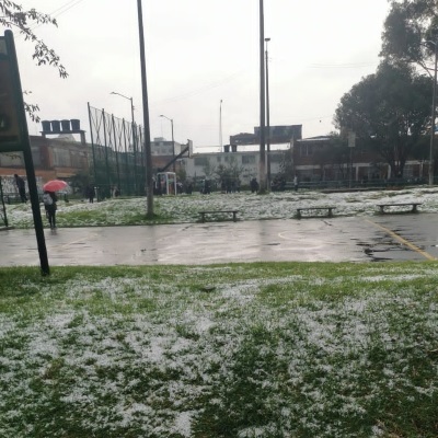 Vea las fotos de la terrible granizada en Bogotá 7 Vea las fotos de la terrible granizada en Bogotá Sobre el mediodía de hoy se presentó en la capital del país fuertes lluvias con granizada incluida. Los internautas en las redes sociales mostraron cómo estaban las calles de sus barrios tras las "rocas", que cayeron en esta segunda temporada de lluvias.