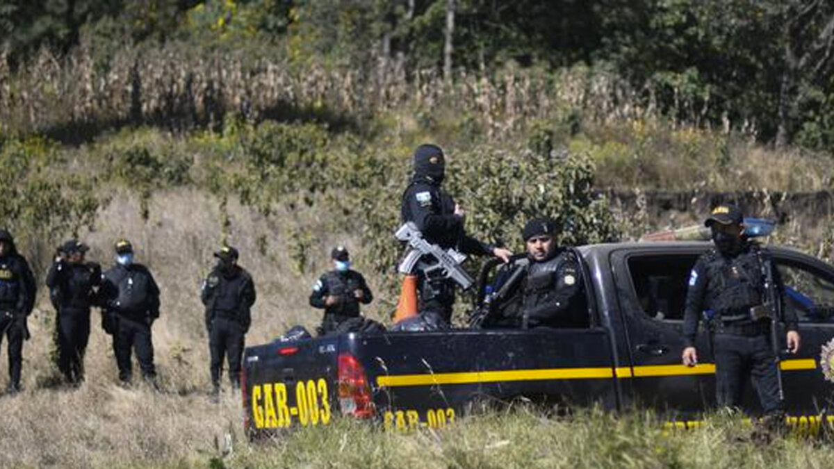 Hallan siete integrantes de una misma familia muertos en su casa El silencio y la soledad que rondaban los últimos días la vivienda de una familia, al igual que un fétido olor que salía por los bordes de la puerta principal, alertaron a los habitantes del departamento (provincia) de Jutiapa, a unos 160 kilómetros de Ciudad de Guatemala, de que algo extraño estaba ocurriendo al interior de la propiedad.