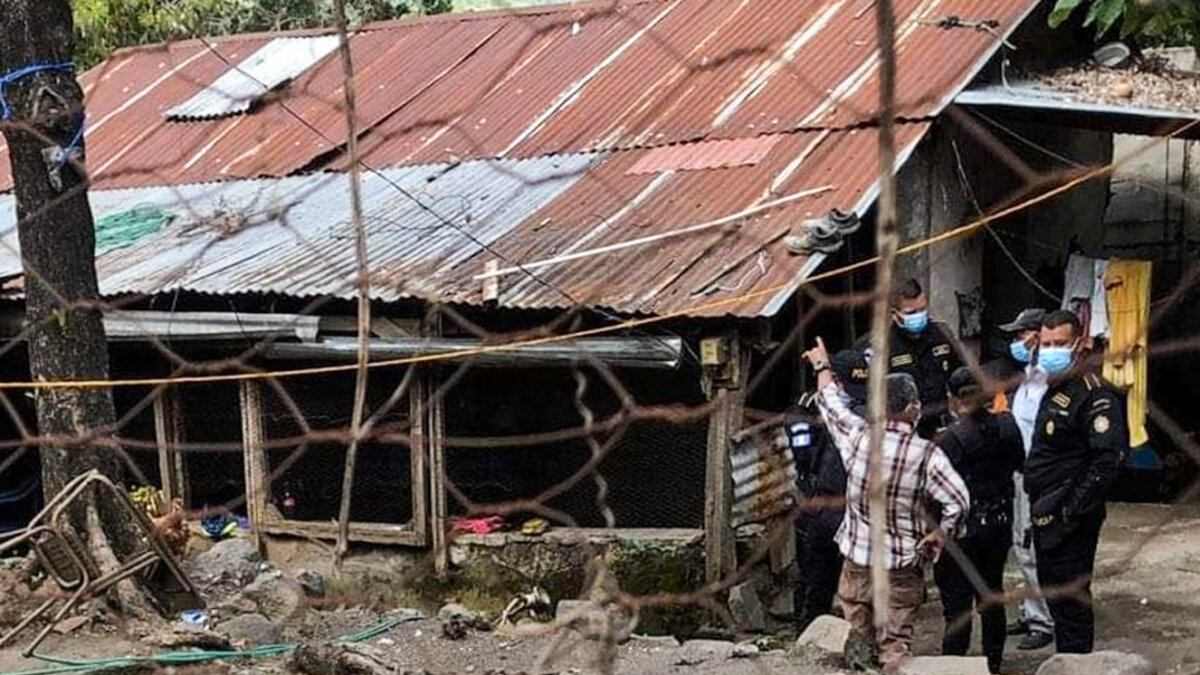 Hallan siete integrantes de una misma familia muertos en su casa El silencio y la soledad que rondaban los últimos días la vivienda de una familia, al igual que un fétido olor que salía por los bordes de la puerta principal, alertaron a los habitantes del departamento (provincia) de Jutiapa, a unos 160 kilómetros de Ciudad de Guatemala, de que algo extraño estaba ocurriendo al interior de la propiedad.