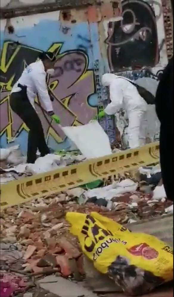 Triste hallazgo de bebé en Kennedy “Al bebecito lo encontró una señora que trabaja en una empresa de aseo, ella estaba barriendo en la esquina donde dejaron a la criatura, que es un botadero de basura y escombros que vive lleno de recicladores”, le dijo Q'HUBO un comerciante de la zona que se encontró con el levantamiento del cuerpo de un bebé de apenas 8 meses, el cual fue abandonado la madrugada de ayer en un sector del barrio Patio Bonito (Kennedy).
