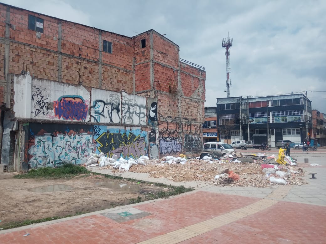 Triste hallazgo de bebé en Kennedy “Al bebecito lo encontró una señora que trabaja en una empresa de aseo, ella estaba barriendo en la esquina donde dejaron a la criatura, que es un botadero de basura y escombros que vive lleno de recicladores”, le dijo Q'HUBO un comerciante de la zona que se encontró con el levantamiento del cuerpo de un bebé de apenas 8 meses, el cual fue abandonado la madrugada de ayer en un sector del barrio Patio Bonito (Kennedy).