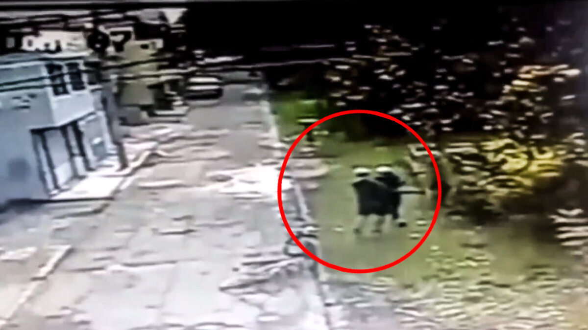 VIDEO: sujeto golpeó con una cicla a su pareja en plena vía pública 5 VIDEO: sujeto golpeó con una cicla a su pareja en plena vía pública La violencia continúa siendo una problemática preocupante en la ciudad de Bogotá y a diario surgen nuevos casos de maltrato. En el barrio Jacqueline de la localidad de Kennedy, quedó registrado el más reciente caso de agresión contra una mujer por parte de su pareja sentimental.