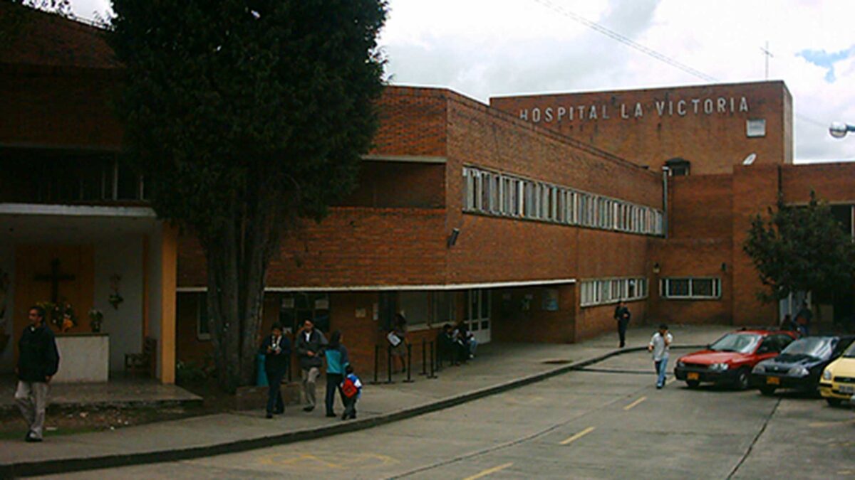 A la cana enfermero que abusó de seis mujeres en el hospital La Victoria El caso se conoció meses atrás cuando algunas mujeres empezaron a denunciar que un enfermero las agredió cuando eran pacientes en observación y tratamiento en la Unidad de Salud Mental del Hospital La Victoria, en el sur de Bogotá. 