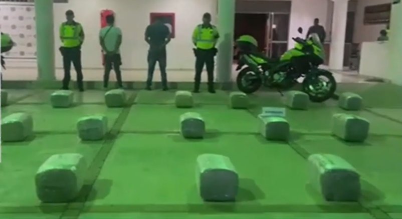Más de media tonelada de marihuana fue incautada en la vía Girardot - Bogotá Tremendo cargamento de marihuana fue incautado por la Policía en medio de un operativo en la vía que conduce de Girardot a Bogotá, en el kilómetro 53.
