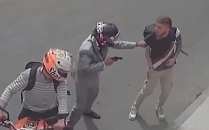 Con traje de corbata, pillos atemorizan a ciudadanos en Kennedy Ladrón con traje de corbata, atemoriza a los ciudadanos del barrio Marsella, localidad de Kennedy, pues al no levantar sospecha por su vestimenta, le está resultando más fácil acechar a su víctimas junto a su cómplice.