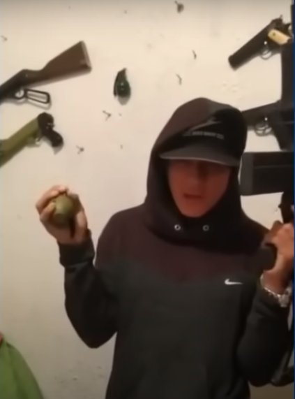 El terror de los comerciantes: hombre los amenaza hasta con una granada Armado hasta los dientes, hombre grabó un video, donde amenaza a varios comerciantes de algunos sectores de la localidad de Kennedy, sur de Bogotá.