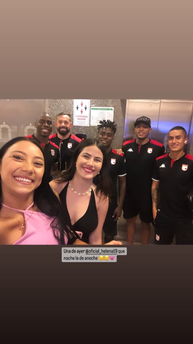 Modelo de OnlyFans le habría hecho la vuelta a los jugadores de Santa Fe "Que noche la de anoche", escribió la modelo de Only Fans, Spencer Castillo, junto a una foto donde aparece con varios jugadores de Santa Fe, dejando mucho a la imaginación, ya que después apareció en ropa interior en un cuarto de hotel.