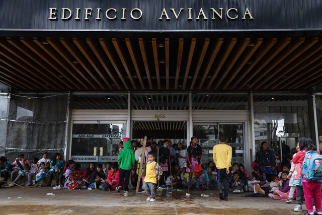 27 heridos tras infame ataque de indígenas Hacia las 11 de la mañana de este miércoles arrancaron las protestas por parte de los indígenas de la comunidad Embera en el centro de la capital, en la cual participaron cerca de 200 personas. Sin embargo, lo que parecía ser una manifestación tranquila, acabó convirtiéndose en una batalla campal.