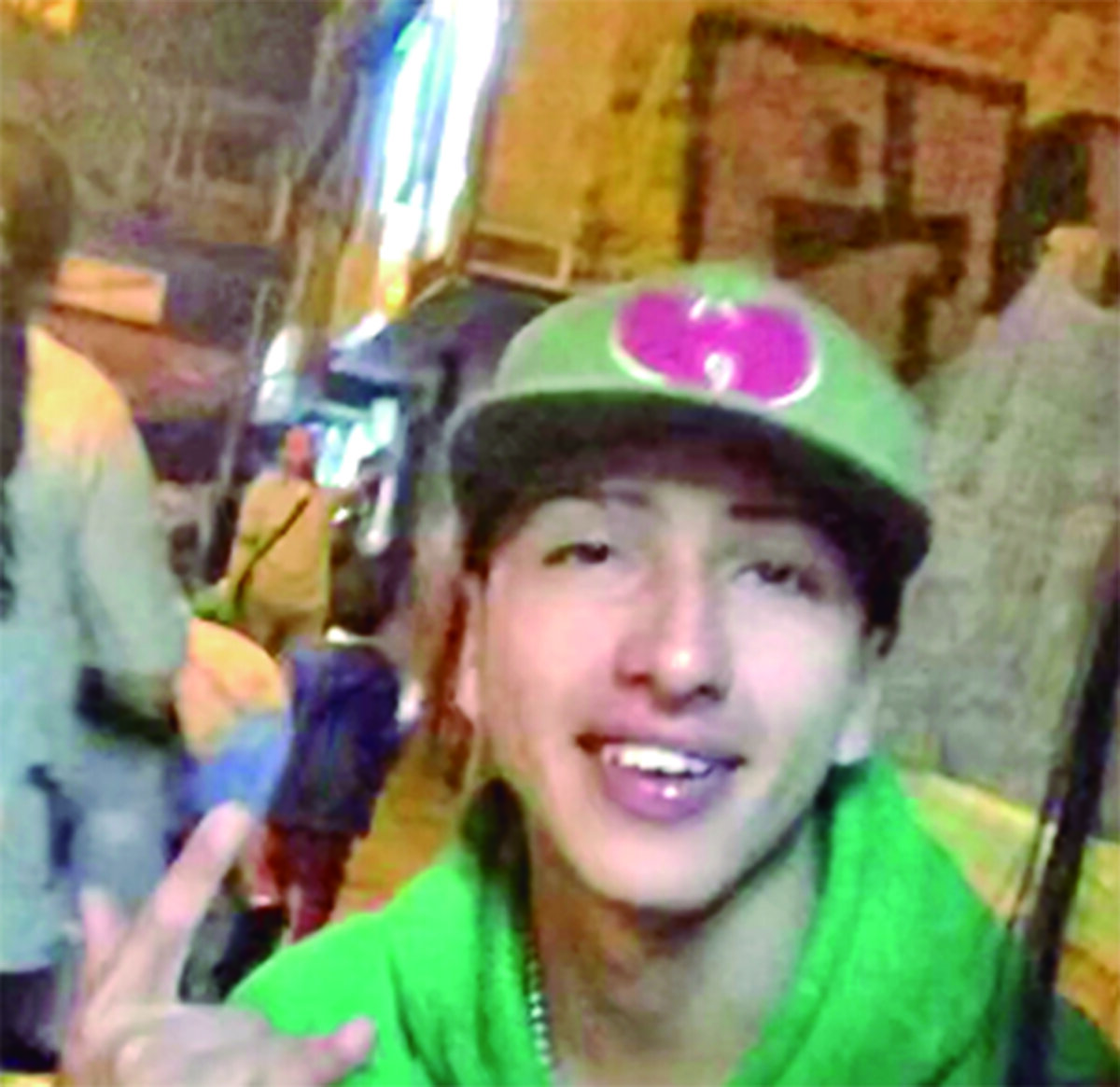 Apuñalan a joven y lo lanzan de un vehículo en Fontibón Hay consternación entre los habitantes del barrio Versalles, en Fontibón. Ellos, en horas de la tarde del miércoles, vieron cómo un hombre era arrojado de un vehículo con graves lesiones en su cuerpo, y sobre el asfalto dio su último aliento para partir de este mundo.