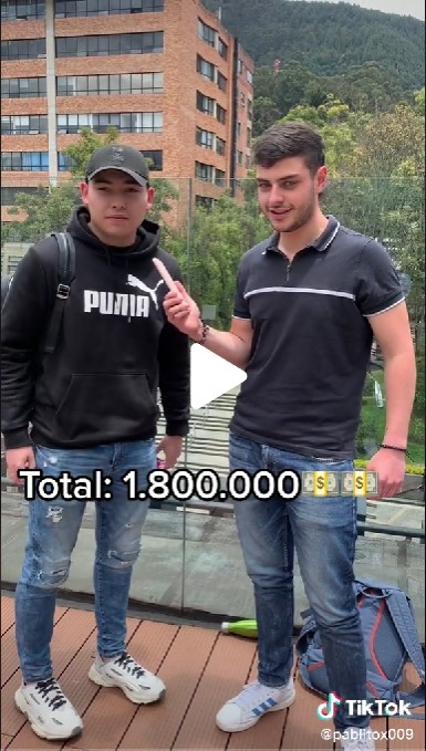 Las costosas pintas que usan los estudiantes de la Javeriana 1 Las costosas pintas que usan los estudiantes de la Javeriana Hace poco los lujosos carros que tenían algunos de los estudiantes de la Universidad de Los Andes causó gran sensación en las redes sociales. La brecha social que hay entre estudiantes de las diferentes universidades fue uno de los temas más comentados en las redes sociales, debido al video donde se veían un Ferrari, un Mercedes Benz y un Corvette, aunque también la situación tuvo un toque de humor.