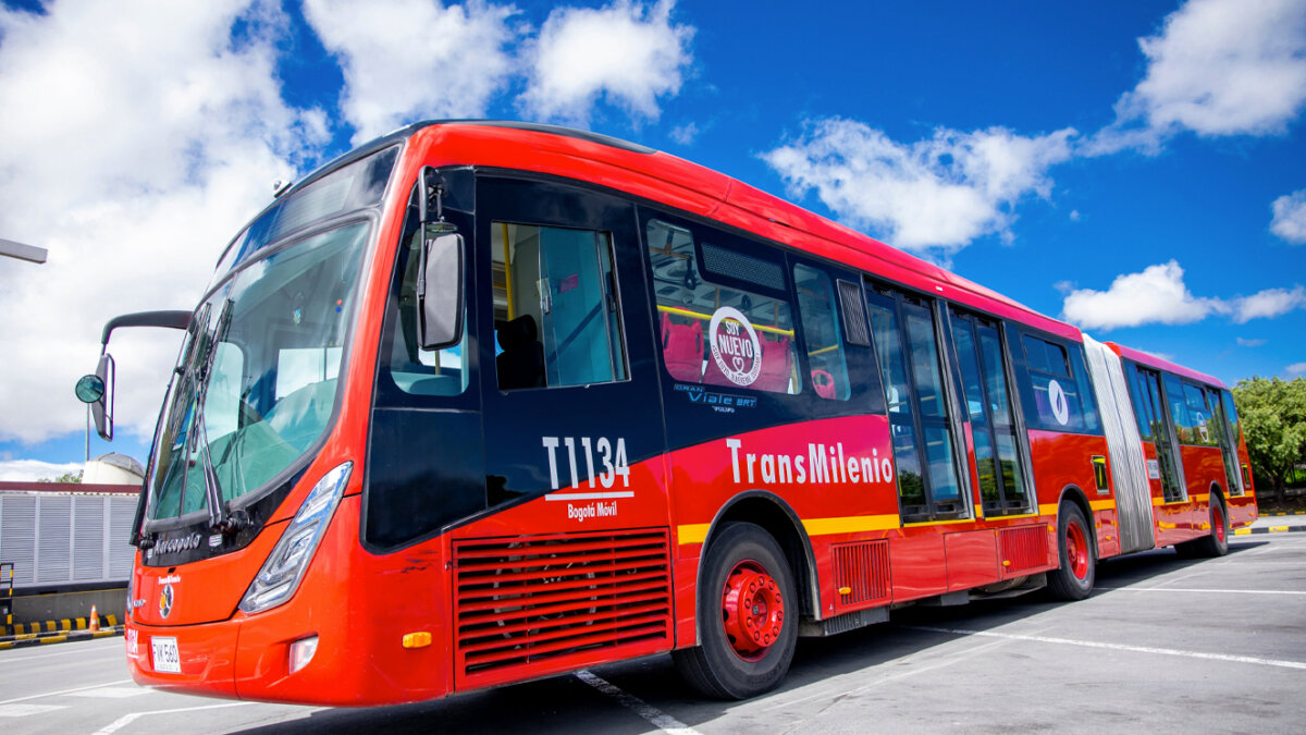 Este es el menor asesinado por intolerancia en TM Un terrible hecho de intolerancia le arrebató la vida a un joven de tan solo 15 años de edad. El menor fue asesinado a sangre fría por un sujeto al que pisó cuando iba en un articulado de TransMilenio que cubría la ruta&nbsp;Aguas - Portal Américas.