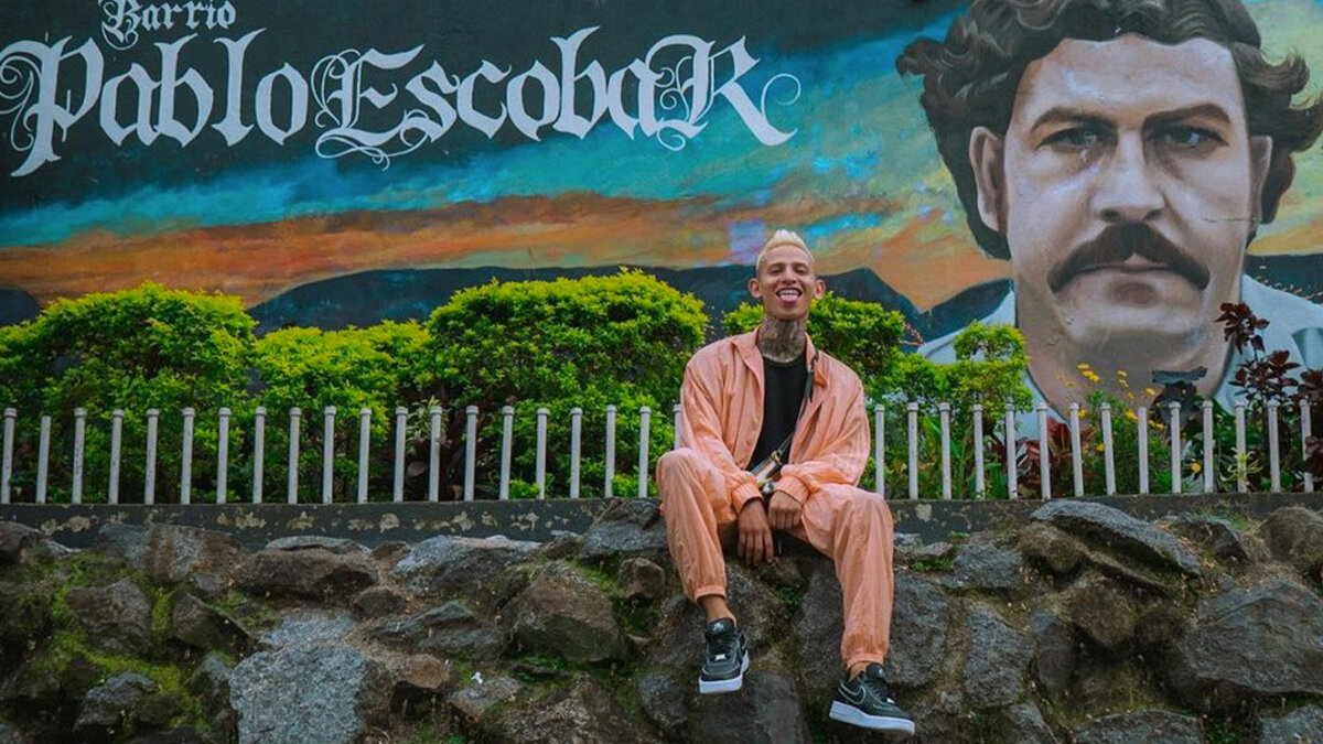 Le llueven críticas a 'La Liendra' por fotos en barrio de Pablo Escobar 6 Le llueven críticas a 'La Liendra' por fotos en barrio de Pablo Escobar Después de que 'La Liendra' publicara en su cuenta de Instagram, en la que tiene 6,3 millones, unas fotos visitando el barrio de Pablo Escobar, con el fin de conmemorar su éxito en redes sociales, fue blanco de críticas por parte de algunos de sus seguidores.
