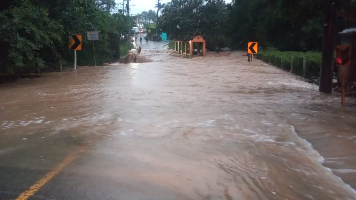 57 municipios están afectados por tanta llovedera La Gobernación de Cundinamarca reportó éste sábado que la temporada invernal ha afectado en los últimos días a por lo menos 57 municipios, en donde se han atendido deslizamientos, inundaciones, crecientes súbitas y granizadas.