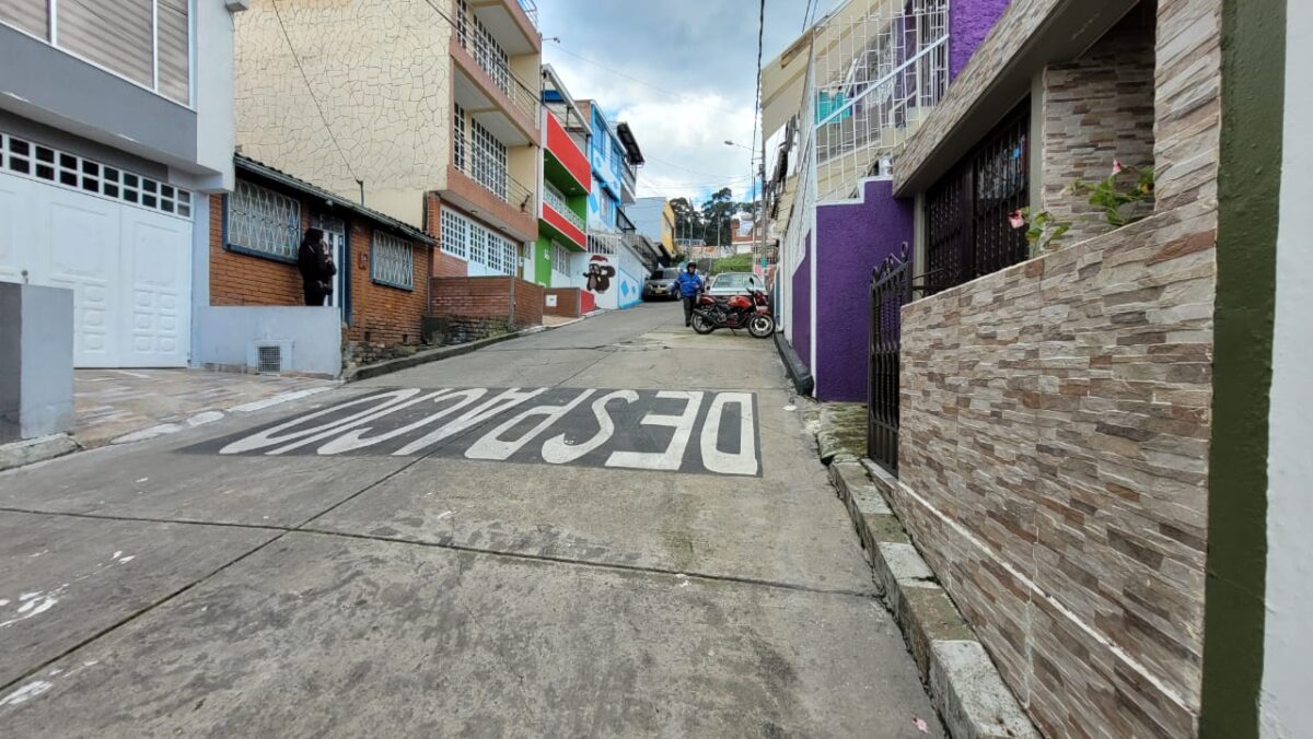 Asesinan a una mujer de 84 años dentro de una vivienda en Santa Fe 3 Asesinan a una mujer de 84 años dentro de una vivienda en Santa Fe Durante este fin de semana un homicidio de una mujer de 84 años dentro de su vivienda tiene consternados a los residentes del barrio Los Laches de la localidad de Santa Fe. Los hechos dicen las autoridades son materia de investigación.