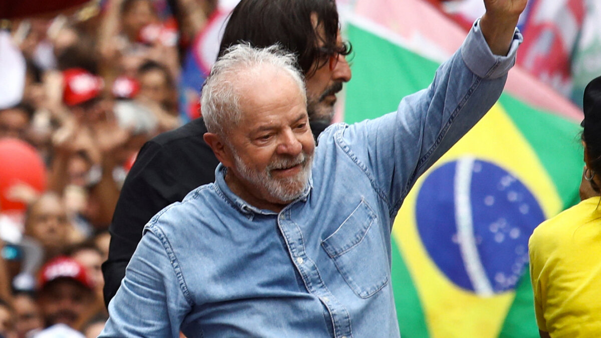 Lula fue elegido presidente de Brasil tras vencer a Bolsonaro El expresidente izquierdista Luiz Inácio Lula da Silva regresará al poder en&nbsp;Brasil&nbsp;por tercera vez tras vencer al ultraderechista Jair Bolsonaro en el balotaje por un estrechísimo margen, reflejo de una inmensa división en el gigante sudamericano.