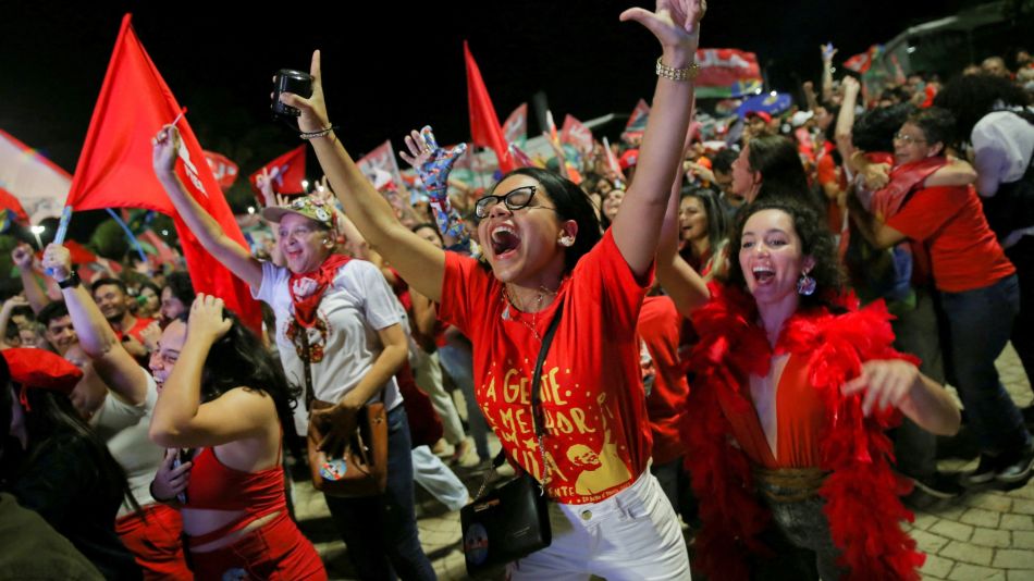Lula fue elegido presidente de Brasil tras vencer a Bolsonaro El expresidente izquierdista Luiz Inácio Lula da Silva regresará al poder en&nbsp;Brasil&nbsp;por tercera vez tras vencer al ultraderechista Jair Bolsonaro en el balotaje por un estrechísimo margen, reflejo de una inmensa división en el gigante sudamericano.