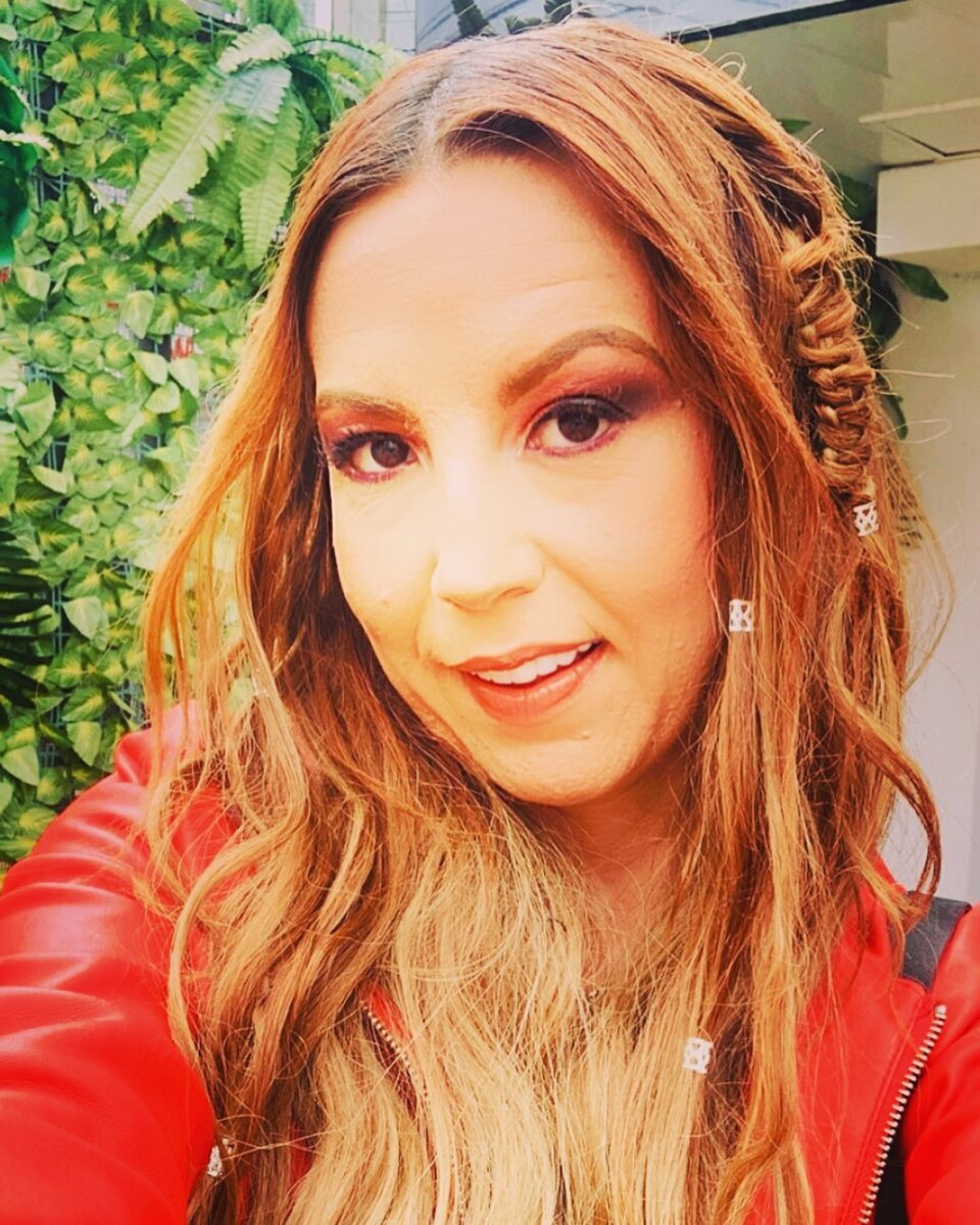 “Para vibrar alto debemos compartir amor” Según dio a conocer en su momento, estaba radicada en México, cerca de las pirámides de Teotihuacán, para tener una mejor comunicación con los alienígenas, pero por estos días decidió regresar a su ciudad natal para expandir un mensaje de amor y unidad.