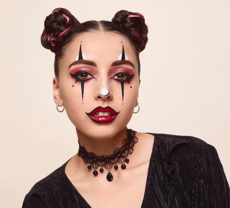 3 maquillajes sencillos para impresionar en Halloween 1 3 maquillajes sencillos para impresionar en Halloween Se acerca el Día de las Brujas, el próximo 31 de octubre, y todos sabemos que esta ya no es una fecha que solo disfrutan los más pequeños de la casa. Por estos días abundan las fiestas de disfraces, muchos compañeros arman planes para hacer algo diferente y divertido en la oficina, pero hay quienes se complican con el tema del disfraz.