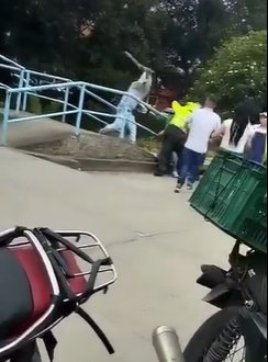 Tras cobarde golpiza, murió Sebastián en La Calera 1 Tras cobarde golpiza, murió Sebastián en La Calera El pasado domingo, cerca de las 4 de la tarde y en inmediaciones de la plaza de mercado del municipio de La Calera (Cundinamarca), en medio de una violenta riña callejera Sebastián Venegas, un joven residente del municipio, fue atacado entre varias personas, quienes le propinaron múltiples golpes cuando se encontraba en estado de indefensión.Tras la paliza recibida, la víctima fue trasladada a la Clínica Colombia, ubicada en Bogotá, donde permaneció en delicado estado de salud hasta el pasado martes, fecha en la que falleció dada la gravedad de sus lesiones.