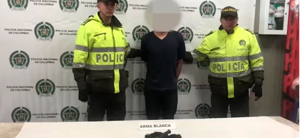 Atroz crimen en Ciudad Bolívar: sujeto mató a puñaladas a su esposa En cuanto al agresor, que estaba en la escena del crimen, fue capturado y ya está a disposición de la autoridad competente para responder por el asesinato de su esposa.