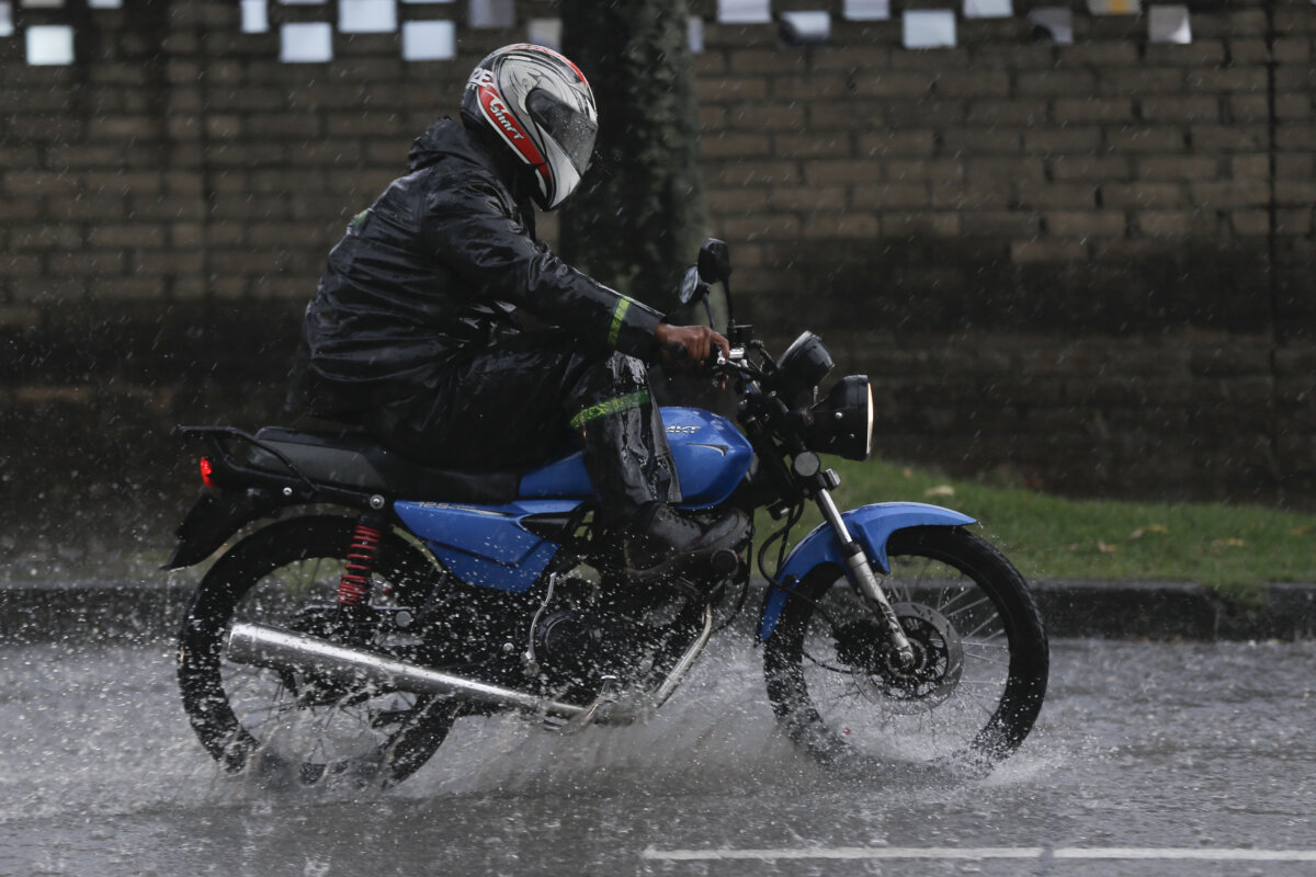 Tips de seguridad para moteros en época de lluvias 2 Tips de seguridad para moteros en época de lluvias Debido a lo anterior, y pensando en la seguridad de todas las personas que manejan motos, ya sea para desplazarse hasta su lugar de trabajo o como medio pa’ camellar, en Q’HUBO, asesorados por el Grupo UMA Colombia, le traemos una serie de recomendaciones para que las tenga en cuenta antes de salir de su casa, y que no lo coja la lluvia por sorpresa, pero ante todo, que usted no exponga su vida en las vías ante una maniobra incorrecta.