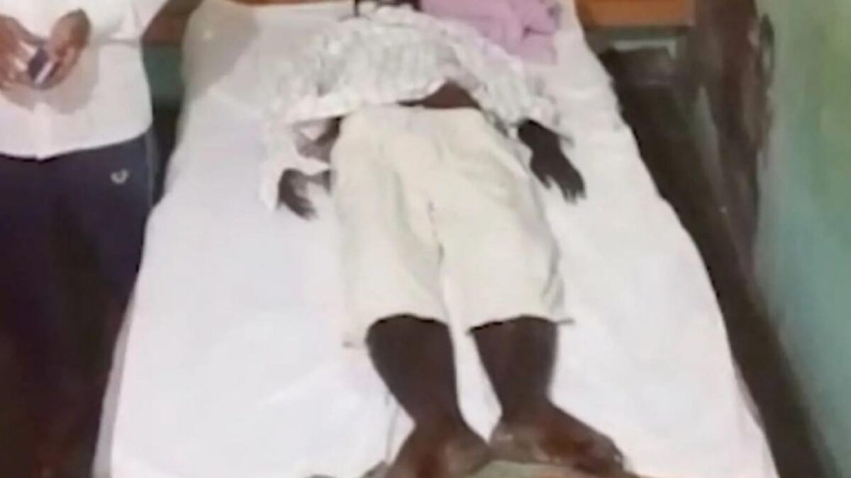 Escalofriante: momificó el cadáver de su esposo y lo ocultó en su casa por 18 meses Además, la señora mantenía la habitación a bajas temperaturas con ayuda de un aire acondicionado encendido las 24 horas del día e incluso, la dolida mujer llegó a echarle agua bendita al cuerpo esperando que este regresara a la vida.