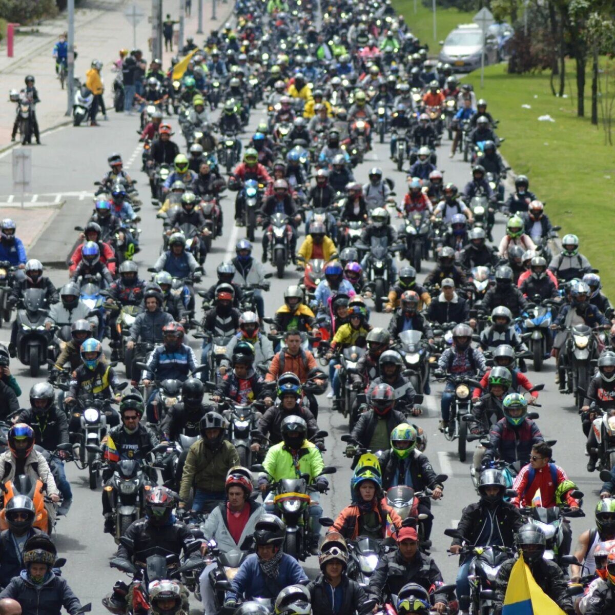 MinTransporte se reúne con moteros para buscar soluciones 1 MinTransporte se reúne con moteros para buscar soluciones Cientos de moteros salieron nuevamente a protestar este miércoles en Bogotá. Esta vez por el alza en el precio de la gasolina y el posible aumento en el SOAT.